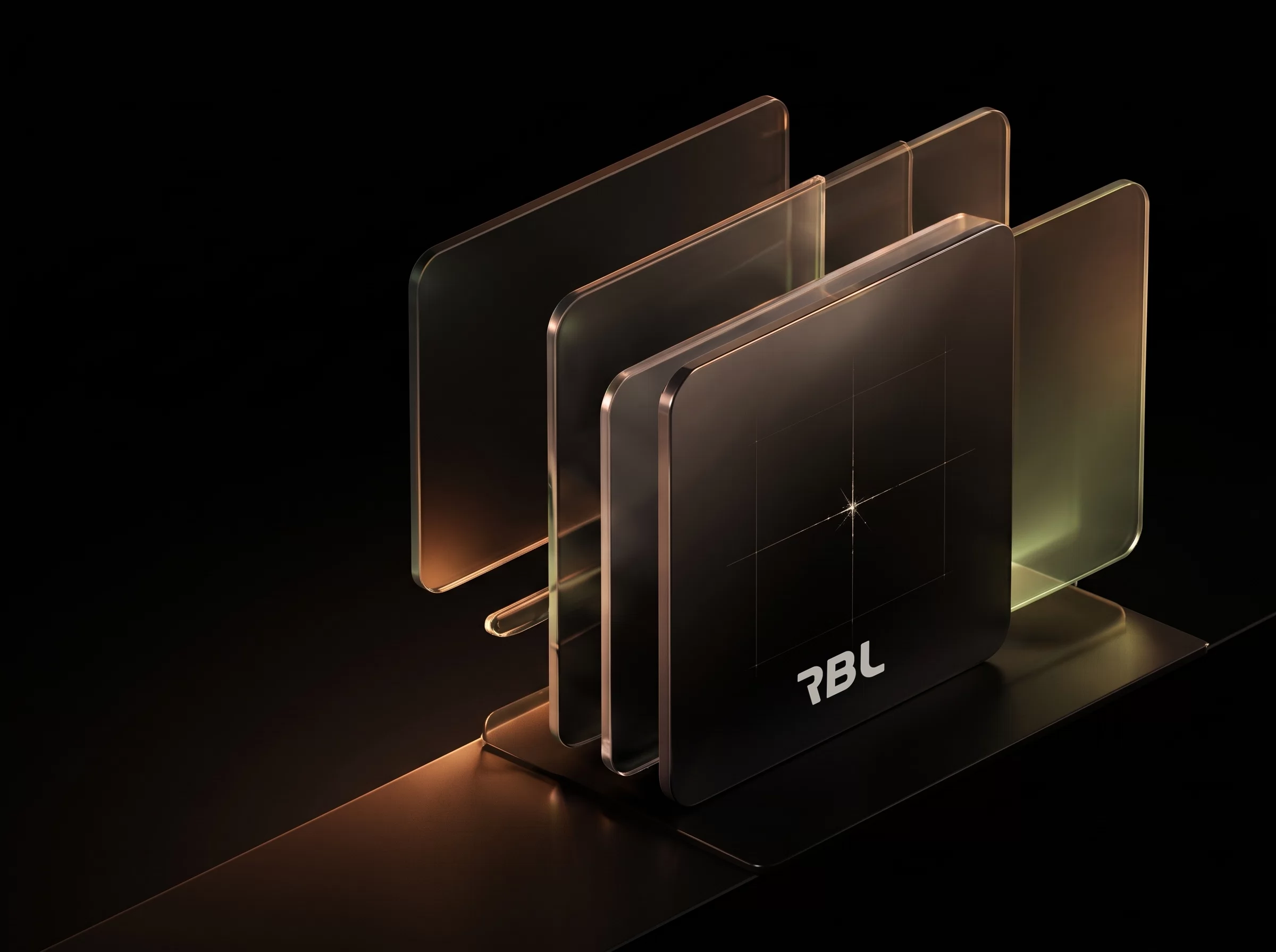 Painéis de vidro em pé, lado a lado, com a marca RBL no painel da frente.
